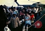 Immagine di Evacuazione dei rifugiati da Saigon Sul mare del sud della Cina, 1975, secondo 59 filmato di repertorio 65675069506