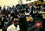 Immagine di Principali VNAF Buang-Ly sbarco di un Cessna O-1 sulla USS Midway Sul mare del sud della Cina, 1975, secondo 5 filmato di repertorio 65675069507