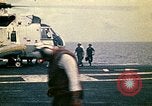 Immagine di Principali VNAF Buang-Ly sbarco di un Cessna O-1 sulla USS Midway Sul mare del sud della Cina, 1975, secondo 11 filmato di repertorio 65675069507