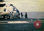 Immagine di Principali VNAF Buang-Ly sbarco di un Cessna O-1 sulla USS Midway Sul mare del sud della Cina, 1975, secondo 12 filmato di repertorio 65675069507