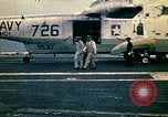Immagine di Principali VNAF Buang-Ly sbarco di un Cessna O-1 sulla USS Midway Sul mare del sud della Cina, 1975, secondo 16 filmato di repertorio 65675069507