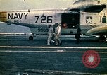 Immagine di Principali VNAF Buang-Ly sbarco di un Cessna O-1 sulla USS Midway Sul mare del sud della Cina, 1975, secondo 17 filmato di repertorio 65675069507