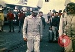 Immagine di Principali VNAF Buang-Ly sbarco di un Cessna O-1 sulla USS Midway Sul mare del sud della Cina, 1975, secondo 20 filmato di repertorio 65675069507