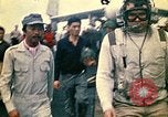 Immagine di Principali VNAF Buang-Ly sbarco di un Cessna O-1 sulla USS Midway Sul mare del sud della Cina, 1975, secondo 21 filmato di repertorio 65675069507