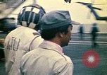 Immagine di Principali VNAF Buang-Ly sbarco di un Cessna O-1 sulla USS Midway Sul mare del sud della Cina, 1975, secondo 25 filmato di repertorio 65675069507