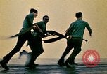Immagine di Principali VNAF Buang-Ly sbarco di un Cessna O-1 sulla USS Midway Sul mare del sud della Cina, 1975, secondo 28 filmato di repertorio 65675069507