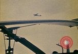 Immagine di Principali VNAF Buang-Ly sbarco di un Cessna O-1 sulla USS Midway Sul mare del sud della Cina, 1975, secondo 33 filmato di repertorio 65675069507