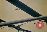 Immagine di Principali VNAF Buang-Ly sbarco di un Cessna O-1 sulla USS Midway Sul mare del sud della Cina, 1975, secondo 35 filmato di repertorio 65675069507