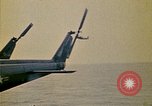 Immagine di Principali VNAF Buang-Ly sbarco di un Cessna O-1 sulla USS Midway Sul mare del sud della Cina, 1975, secondo 40 filmato di repertorio 65675069507