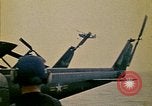 Immagine di Principali VNAF Buang-Ly sbarco di un Cessna O-1 sulla USS Midway Sul mare del sud della Cina, 1975, secondo 41 filmato di repertorio 65675069507