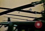 Immagine di Principali VNAF Buang-Ly sbarco di un Cessna O-1 sulla USS Midway Sul mare del sud della Cina, 1975, secondo 43 filmato di repertorio 65675069507