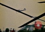 Immagine di Principali VNAF Buang-Ly sbarco di un Cessna O-1 sulla USS Midway Sul mare del sud della Cina, 1975, secondo 44 filmato di repertorio 65675069507
