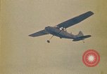Immagine di Principali VNAF Buang-Ly sbarco di un Cessna O-1 sulla USS Midway Sul mare del sud della Cina, 1975, secondo 46 filmato di repertorio 65675069507