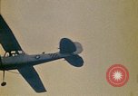 Immagine di Principali VNAF Buang-Ly sbarco di un Cessna O-1 sulla USS Midway Sul mare del sud della Cina, 1975, secondo 47 filmato di repertorio 65675069507