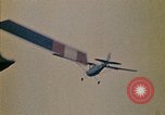 Immagine di Principali VNAF Buang-Ly sbarco di un Cessna O-1 sulla USS Midway Sul mare del sud della Cina, 1975, secondo 48 filmato di repertorio 65675069507
