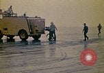 Immagine di Principali VNAF Buang-Ly sbarco di un Cessna O-1 sulla USS Midway Sul mare del sud della Cina, 1975, secondo 50 filmato di repertorio 65675069507