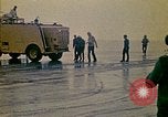 Immagine di Principali VNAF Buang-Ly sbarco di un Cessna O-1 sulla USS Midway Sul mare del sud della Cina, 1975, secondo 51 filmato di repertorio 65675069507