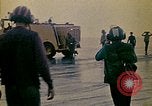 Immagine di Principali VNAF Buang-Ly sbarco di un Cessna O-1 sulla USS Midway Sul mare del sud della Cina, 1975, secondo 53 filmato di repertorio 65675069507