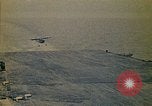 Immagine di Principali VNAF Buang-Ly sbarco di un Cessna O-1 sulla USS Midway Sul mare del sud della Cina, 1975, secondo 56 filmato di repertorio 65675069507