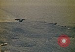 Immagine di Principali VNAF Buang-Ly sbarco di un Cessna O-1 sulla USS Midway Sul mare del sud della Cina, 1975, secondo 57 filmato di repertorio 65675069507