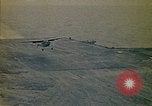 Immagine di Principali VNAF Buang-Ly sbarco di un Cessna O-1 sulla USS Midway Sul mare del sud della Cina, 1975, secondo 58 filmato di repertorio 65675069507