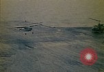 Immagine di Principali VNAF Buang-Ly sbarco di un Cessna O-1 sulla USS Midway Sul mare del sud della Cina, 1975, secondo 59 filmato di repertorio 65675069507