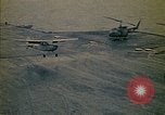 Immagine di Principali VNAF Buang-Ly sbarco di un Cessna O-1 sulla USS Midway Sul mare del sud della Cina, 1975, secondo 60 filmato di repertorio 65675069507