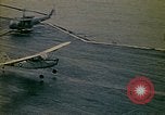 Immagine di Principali VNAF Buang-Ly sbarco di un Cessna O-1 sulla USS Midway Sul mare del sud della Cina, 1975, secondo 62 filmato di repertorio 65675069507