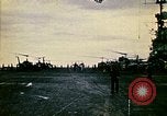 Standbild Crew der USS Midway push Hubschrauber über Bord South China Sea, 1975, aus Sekunde 1 historischem Filmmaterial Videoclip 65675069508