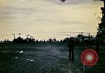 Standbild Crew der USS Midway push Hubschrauber über Bord South China Sea, 1975, aus Sekunde 3 historischem Filmmaterial Videoclip 65675069508