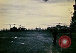 Standbild Crew der USS Midway push Hubschrauber über Bord South China Sea, 1975, aus Sekunde 4 historischem Filmmaterial Videoclip 65675069508
