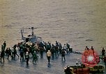 Standbild Crew der USS Midway push Hubschrauber über Bord South China Sea, 1975, aus Sekunde 5 historischem Filmmaterial Videoclip 65675069508