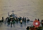 Standbild Crew der USS Midway push Hubschrauber über Bord South China Sea, 1975, aus Sekunde 6 historischem Filmmaterial Videoclip 65675069508