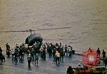 Standbild Crew der USS Midway push Hubschrauber über Bord South China Sea, 1975, aus Sekunde 7 historischem Filmmaterial Videoclip 65675069508