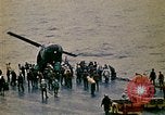 Standbild Crew der USS Midway push Hubschrauber über Bord South China Sea, 1975, aus Sekunde 8 historischem Filmmaterial Videoclip 65675069508