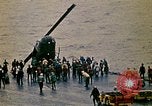 Standbild Crew der USS Midway push Hubschrauber über Bord South China Sea, 1975, aus Sekunde 9 historischem Filmmaterial Videoclip 65675069508