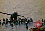 Standbild Crew der USS Midway push Hubschrauber über Bord South China Sea, 1975, aus Sekunde 10 historischem Filmmaterial Videoclip 65675069508