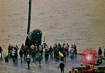 Standbild Crew der USS Midway push Hubschrauber über Bord South China Sea, 1975, aus Sekunde 11 historischem Filmmaterial Videoclip 65675069508