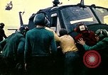 Standbild Crew der USS Midway push Hubschrauber über Bord South China Sea, 1975, aus Sekunde 13 historischem Filmmaterial Videoclip 65675069508