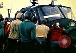 Standbild Crew der USS Midway push Hubschrauber über Bord South China Sea, 1975, aus Sekunde 14 historischem Filmmaterial Videoclip 65675069508
