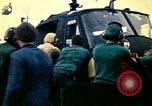 Standbild Crew der USS Midway push Hubschrauber über Bord South China Sea, 1975, aus Sekunde 15 historischem Filmmaterial Videoclip 65675069508