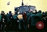Standbild Crew der USS Midway push Hubschrauber über Bord South China Sea, 1975, aus Sekunde 16 historischem Filmmaterial Videoclip 65675069508
