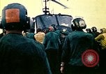 Standbild Crew der USS Midway push Hubschrauber über Bord South China Sea, 1975, aus Sekunde 17 historischem Filmmaterial Videoclip 65675069508