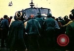 Standbild Crew der USS Midway push Hubschrauber über Bord South China Sea, 1975, aus Sekunde 18 historischem Filmmaterial Videoclip 65675069508