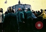 Standbild Crew der USS Midway push Hubschrauber über Bord South China Sea, 1975, aus Sekunde 19 historischem Filmmaterial Videoclip 65675069508