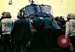 Standbild Crew der USS Midway push Hubschrauber über Bord South China Sea, 1975, aus Sekunde 20 historischem Filmmaterial Videoclip 65675069508