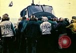 Standbild Crew der USS Midway push Hubschrauber über Bord South China Sea, 1975, aus Sekunde 21 historischem Filmmaterial Videoclip 65675069508