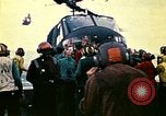 Standbild Crew der USS Midway push Hubschrauber über Bord South China Sea, 1975, aus Sekunde 22 historischem Filmmaterial Videoclip 65675069508
