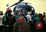 Standbild Crew der USS Midway push Hubschrauber über Bord South China Sea, 1975, aus Sekunde 23 historischem Filmmaterial Videoclip 65675069508