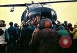 Standbild Crew der USS Midway push Hubschrauber über Bord South China Sea, 1975, aus Sekunde 24 historischem Filmmaterial Videoclip 65675069508
